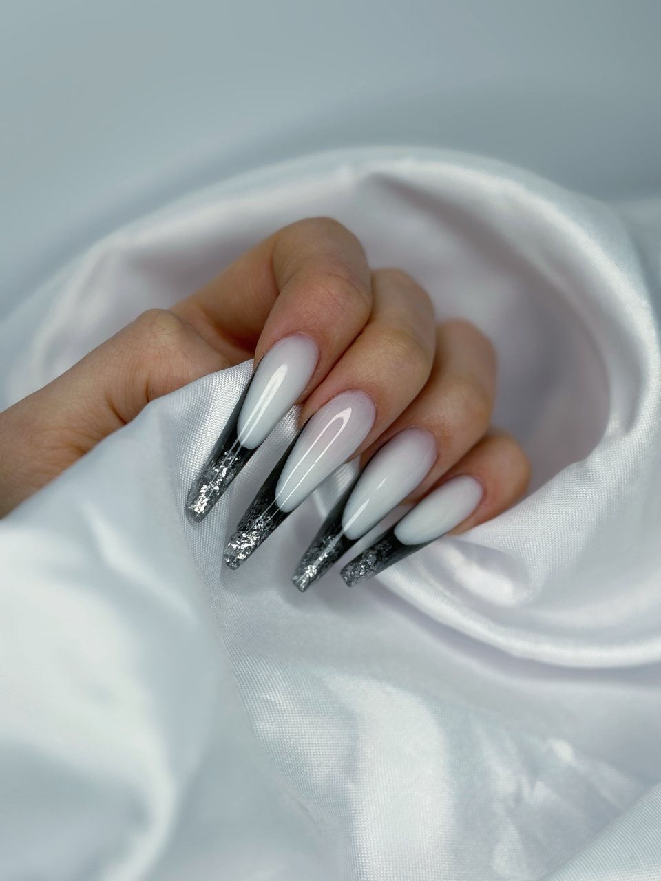 Chrome argento — unghie di Sofia Gradin