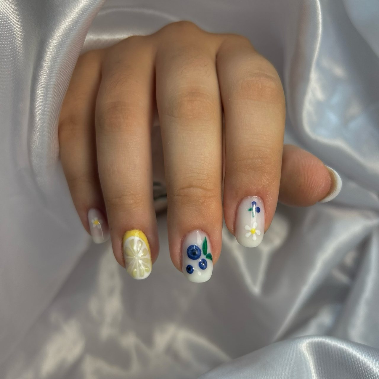 Nail-art blu — lavoro di Sofia Gradin