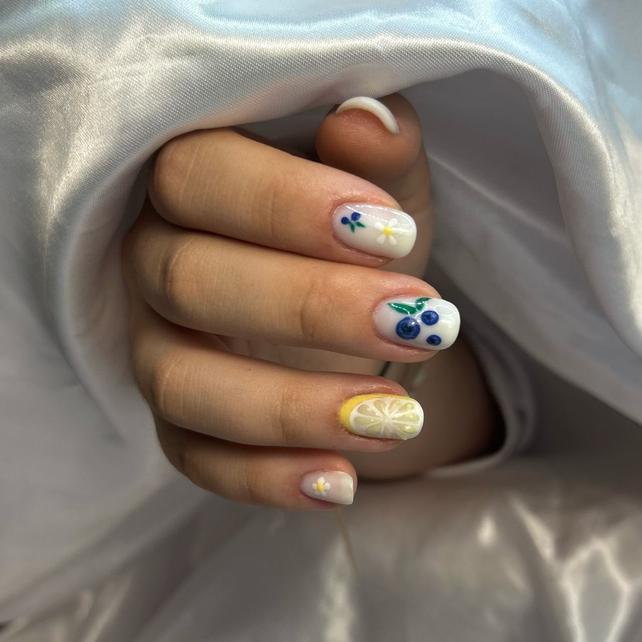 Nail-art blu — lavoro di Sofia Gradin