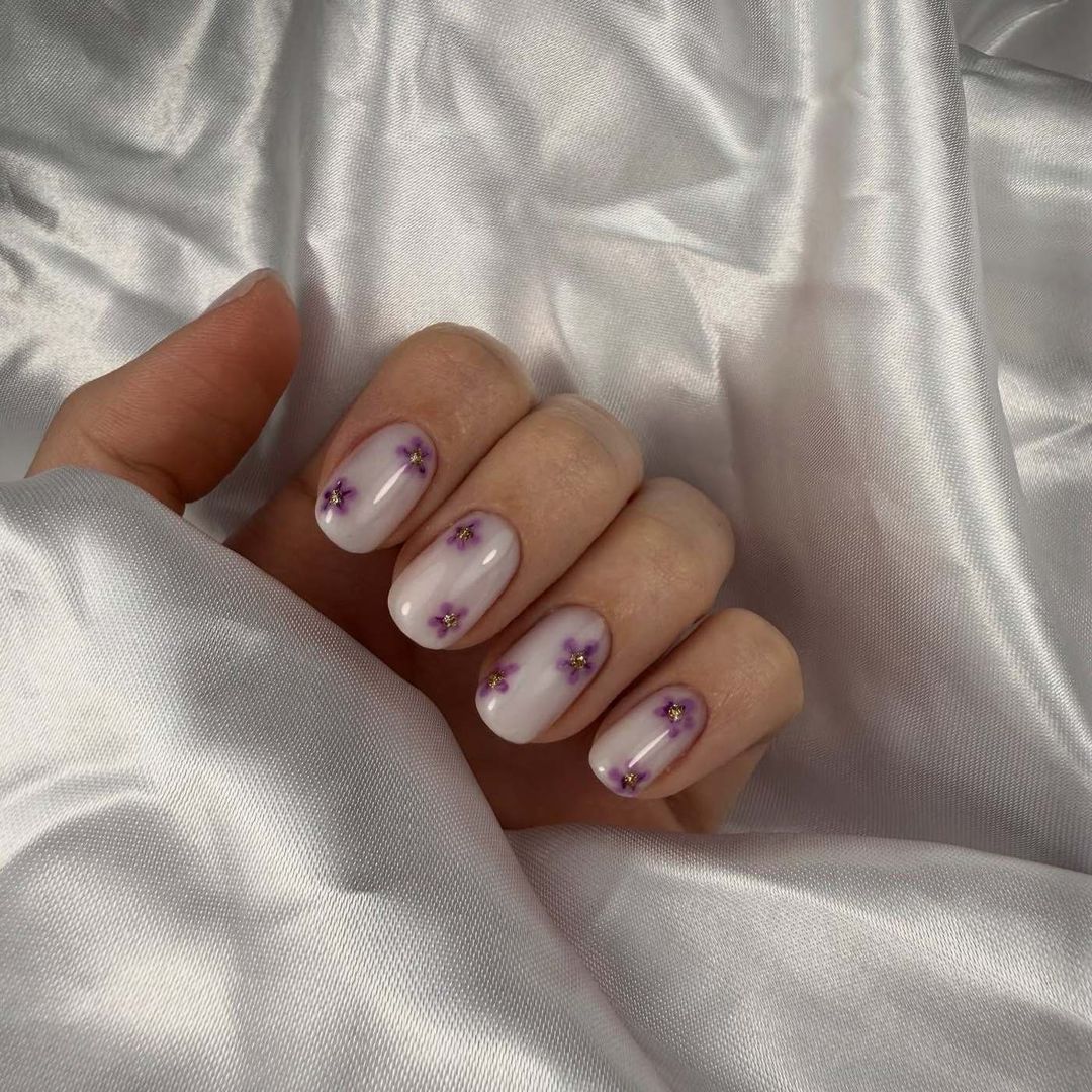 Ricostruzione unghie nude con finish perla, lavoro di Sofia Gradin
